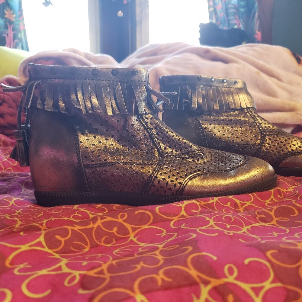 OTBT Stanton Metallic Leather ankle boots size 8.5 tassels fringe heel zipper